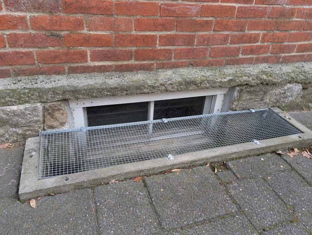 Kellerfenster und Lichtschacht: Offene oder kaputte Kellerfenster